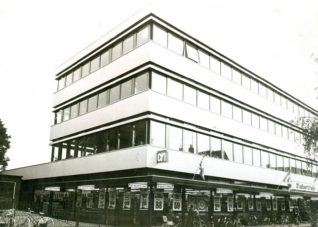 de gemeenteflat met daaronder albert heijn aan het begin van de schoolstraat, gebouwd op de plaats van de pilatushof of pilatusbuurt, 1970