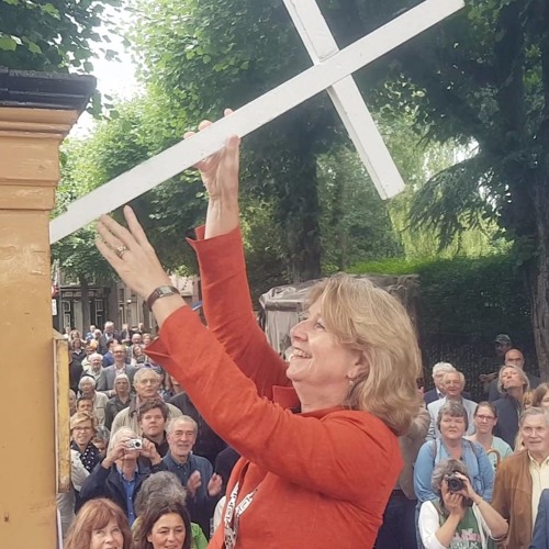plaatsing kruis door nieuwe burgemeester - niet rechtenvrij